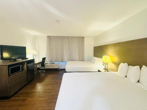 Queen Room with Two Queen Beds - Non-Smoking image 4