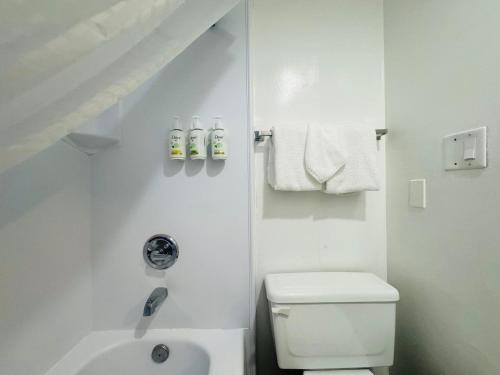 Queen Room with Two Queen Beds - Non-Smoking image 10