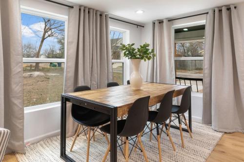 Cozy Home in Downtown McKinney with Backyard, McKinney (photo 9)
