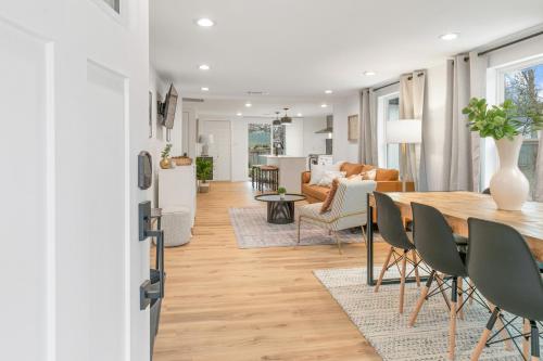 Cozy Home in Downtown McKinney with Backyard, McKinney (photo 7)
