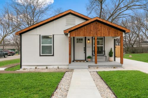 Cozy Home in Downtown McKinney with Backyard, McKinney (photo 3)