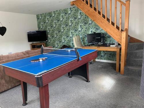 Cute 1 bedroom house with pool / ping pong table.
