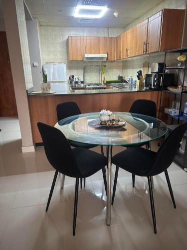 Huge Entire apartment for Couples ,families & Groups -up to 5 Guests- with free pool, steam & Sauna ,JVC,Dubai, Dubaï (photo 3)