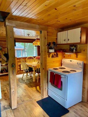 virtuve, Chalet au Toit Vert in Saint-Damien (QC)
