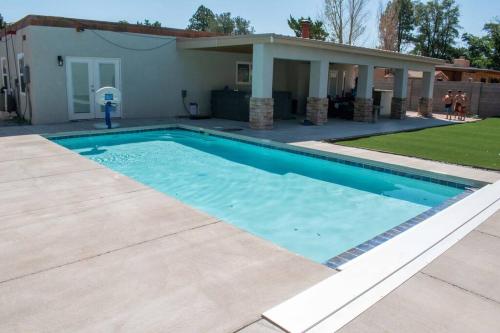 Relaxing 4 Bedroom with Pool and Hot Tub - Accommodation - Albuquerque