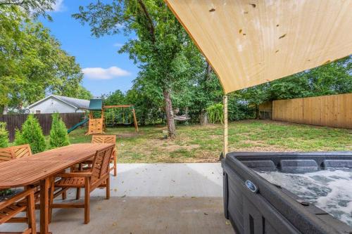 The Luxe/HotTub/Playground/12min KHP/30min Ark in Georgetown, USA