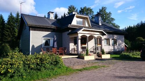 . Metsäniityn Tuvat