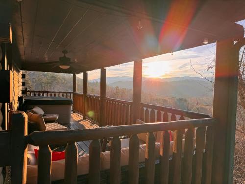 Smoky Paws - 5-star Cabin, Stunning Mountain Views, New Hot Tub, Tranquil, Gigabit Internet, Free L2 EV in Pigeon Forge, USA