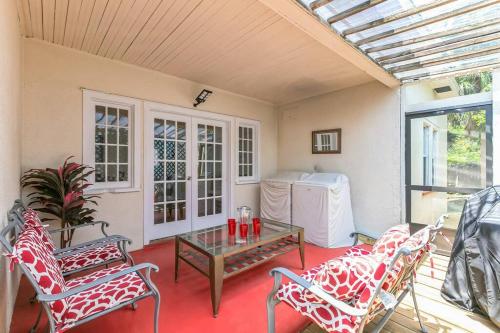 Beautiful Home Steps from the beach + Side Porch in Daytona Beach, USA