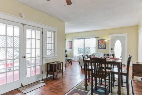 Beautiful Home Steps from the beach + Side Porch in Daytona Beach, USA