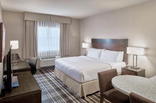 Fairfield Inn & Suites by Marriott Airdrie Room Type - Studio, 1 King Bed, Kitchenette