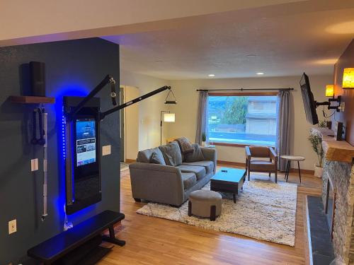 . East Wenatchee Oasis 4BR, Pool, Hot Tub, Loop Trail
