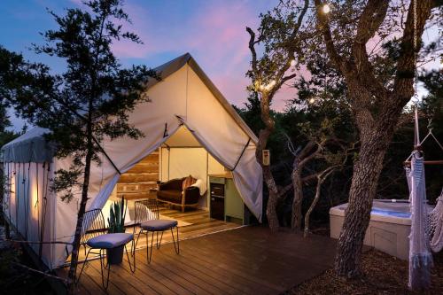 Oak Retreat Glamping With Private Hot tub in Luckenbach, Vereinigte Staaten von Amerika