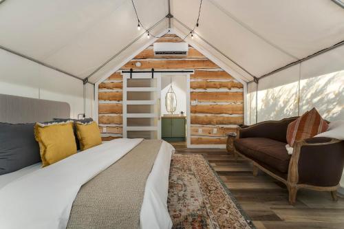 Oak Retreat Glamping With Private Hot tub