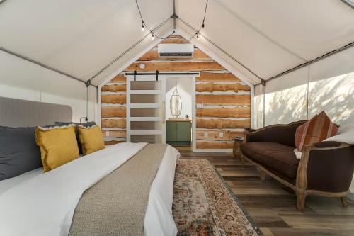 Oak Retreat Glamping With Private Hot tub thumb 4
