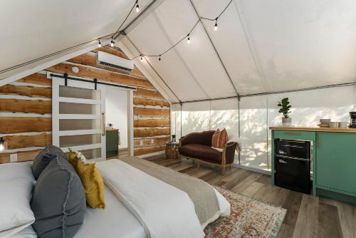 Oak Retreat Glamping With Private Hot tub detail