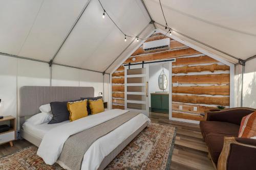 Oak Retreat Glamping With Private Hot tub