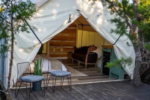 Oak Retreat Glamping With Private Hot tub