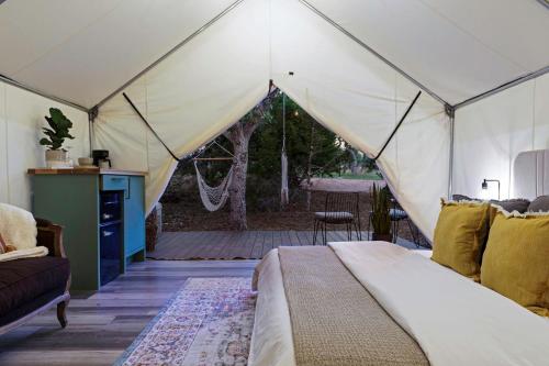 Oak Retreat Glamping With Private Hot tub