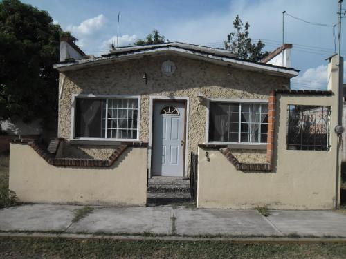 Rústica y armoniosa casa de campo cerca de las estacas