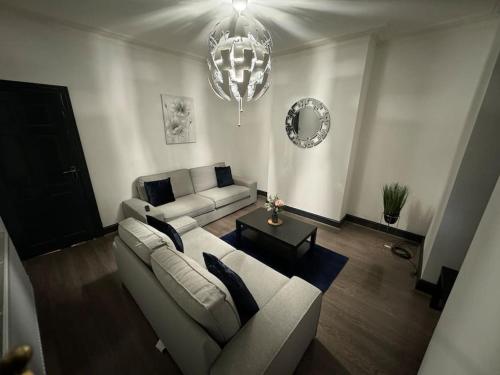 Contractors, Groups 4xBedRooms 5xDouble Beds, Close to City free parking sleeps x 10 WiFi ,Netflix,LGI Check Reviwz, Leeds