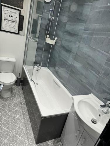 Contractors, Groups 4xBedRooms 5xDouble Beds, Close to City free parking sleeps x 10 WiFi ,Netflix,LGI Check Reviwz, Leeds (Foto 7)