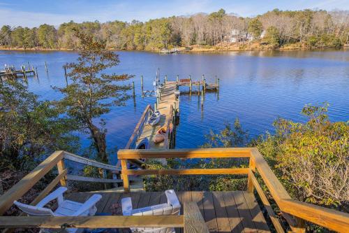 Waterfront Getaway Game room Kayaks Family