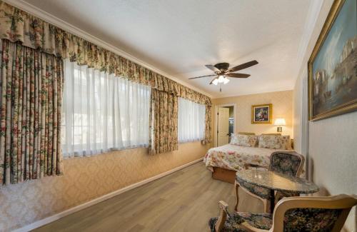 Carmel Inn & Suites - image 7