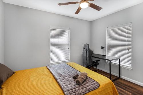 8 mins to Riverwalk & Alamo, fenced backyard, pets allowed in San Antonio, USA