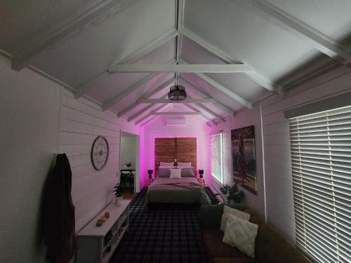 Daylesford - Frog Hollow Estate -THE COTTAGE - enjoy a relaxing and romantic night away in our gorgeous little one Bedroom ROMANTIC COTTAGE under the apple tree with water views