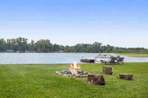 Lakeshore Cottage Waterfront/Great Wi-fi in Elkhart, USA