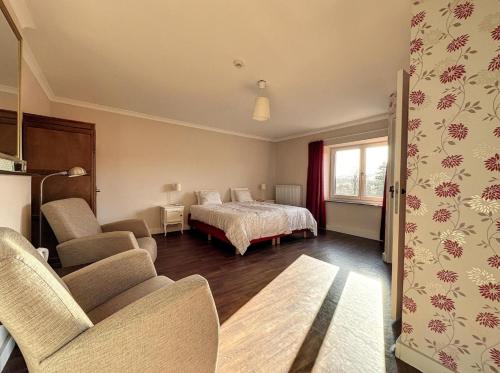 1 double bed, 1 twin bed