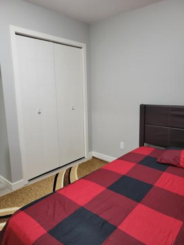 B&B Edmonton - Brand New 2 Bedroom Basement Suite with Wifi - Bed and Breakfast Edmonton