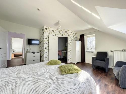 1 double bed, 1 twin bed