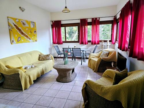 מתקני המלון, Maison en bois au Mont mou in Paita