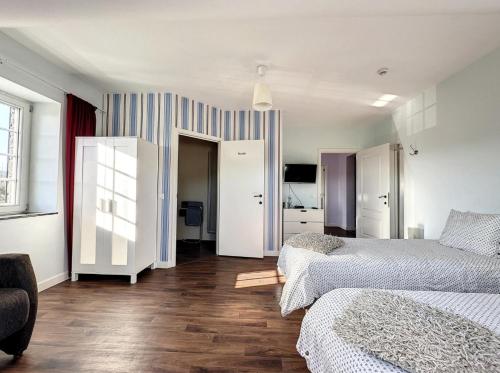 5 twin beds