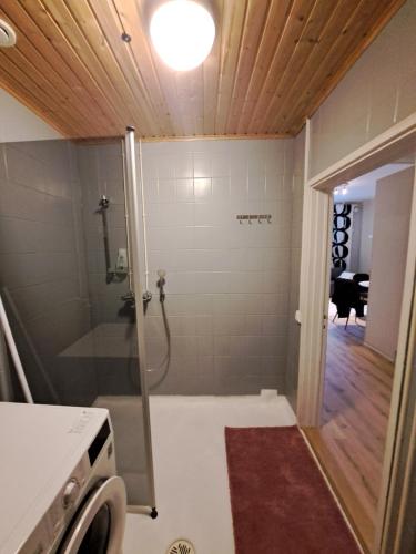 Zuhanyzó, Huoneisto Neristan Kokkola in Kokkola