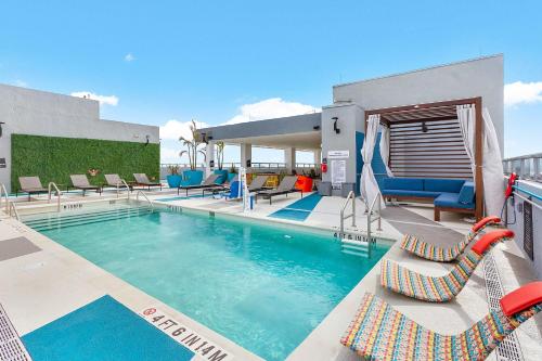 Swimming pool, Aloft Fort Lauderdale Airport near Port Everglades