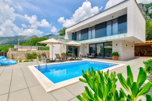 Excellent Villa Oasis with a pool