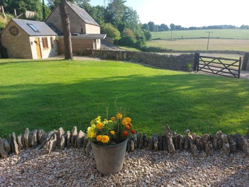 外部景觀, Thames Head Wharf - Historic Cotswold Cottage with Stunning Countryside Views in 賽倫塞斯特