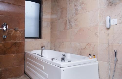 อ่างแช่น้ำร้อน, Mahabir Palace in เตกุ กาลีมาตี