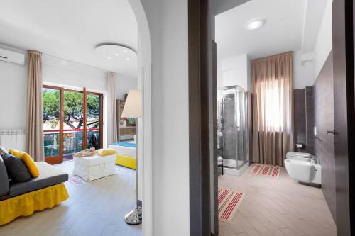 Les Chic Sorrento - image 3