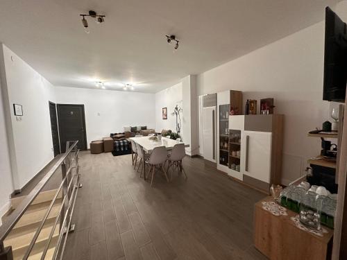 Skupni salon/TV območje, Gemasoti House in Centru