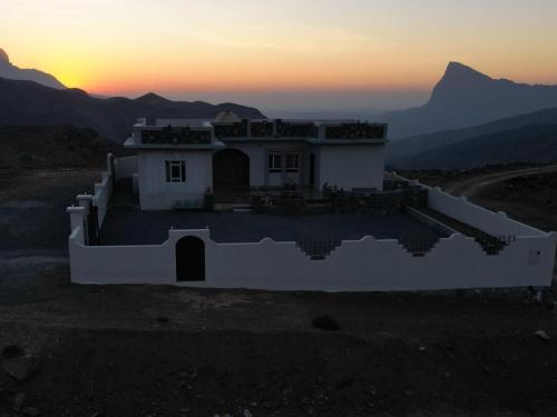 Jabal Shams bayt kawakib in Al Ḩayl
