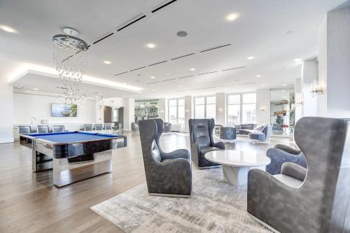 Sensational Condominium @Crystal City in Arlington, USA