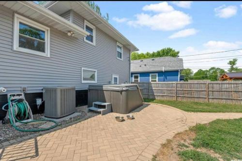 5 Bed - Recently updated Home with a Hot Tub in Bettendorf, Vereinigte Staaten von Amerika