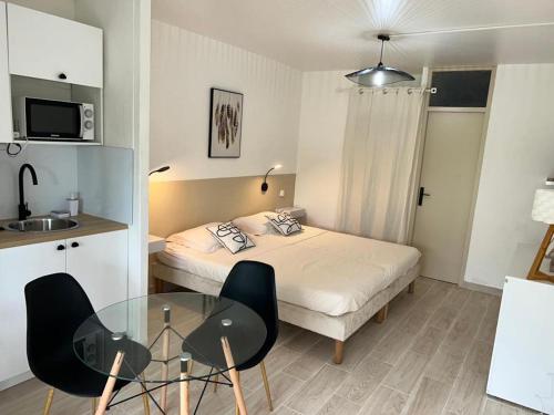 Superbe studio avec CITERNE d'Eau et Piscine, En plein coeur de la Marina! Proche Aéroport & Ferry (Superbe studio avec CITERNE d'Eau et Piscine, En plein coeur de la Marina! Proche Aeroport & Ferry) in Baimbridge