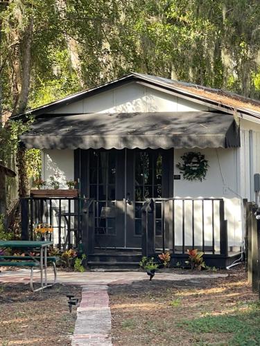 Adorable lakefront pool cottage in Odessa, USA