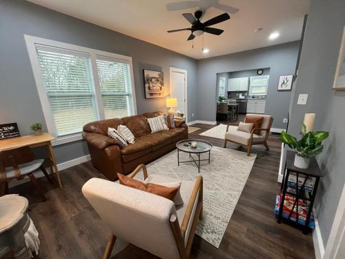 Mid Century 1/4 mile to Downtown Main Street - breweries, coffee, dining, shops in Monroe, USA