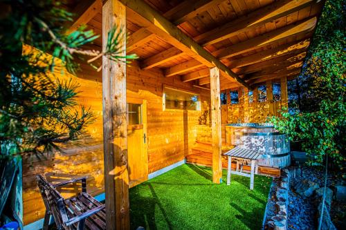 อ่างแช่น้ำร้อน, Holiday Raj in มาลาตินี